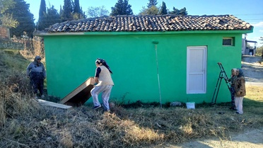 Gelibolu Bolayır'da mezarlık gasilhanesi kadınların imecesiyle boyanıp temizlendi