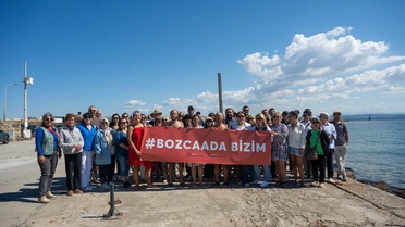 Bozcaada'da gönüllüler yat rıhtımı projesine denize girerek tepki gösterdi