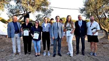Çeşme Kent Konseyi, yaklaşık bin çocuğa gönüllü destek verenlere plaket verdi