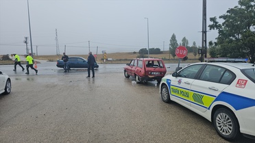 Çorum-Samsun kara yolunda iki otomobilin çarpışmasıyla 4 kişi yaralandı