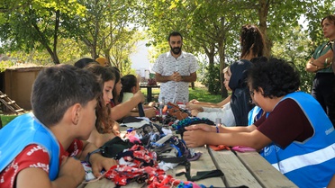 Diyarbakır'da çocuklar atık kumaş ve kartonları geri dönüştürerek kuş figürü yaptı