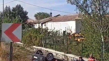 Elazığ-Bingöl karayolunda araç şarampole devrildi, 2 kişi yaralandı