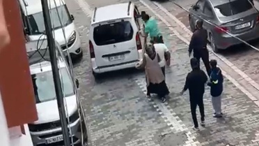Esenyurt'ta araca çarpan eski kocaya kadının ailesi tekme tokat saldırdı