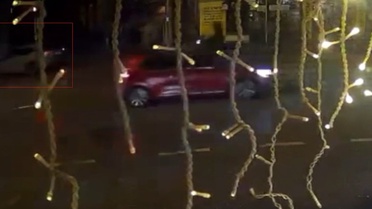 Eskişehir'de kontrolden çıkan SUV, konteyner ve panoya çarptı, kıvılcımlar kamerada
