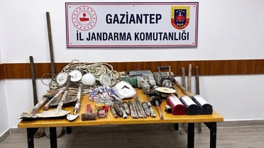 Jandarma, Gaziantep Nurdağı'nda izinsiz define kazısı yapan 4 şahsı suçüstü yakaladı