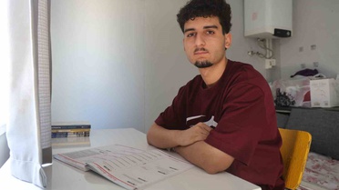 Klimasız konteynerde çalışan Hasan Akdeniz, YKS'de 434'üncü olup tıp fakültesini kazandı