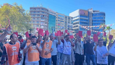 İzmir Konak Belediyesi işçileri ödenmeyen TİS hakları için kırmızı kart gösterdi