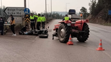 Karabük'te kavşakta traktöre çarpan motosikletteki 2 kişi yaralandı