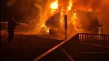 Kars Çevreyolu'nda tırın motoru alev aldı, sürücü hafif yaralı kurtuldu