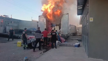 Kars Sanayi Sitesi'nde kamyonda çıkan yangında ev eşyaları kullanılamaz hale geldi