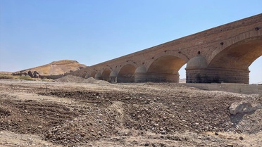 Kerkük Dakuk'ta 143 yıllık Osmanlı Köprüsü'nün su gözlerinde betonlama başladı