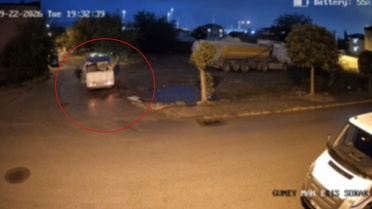 Kocaeli Körfez'de atık dökmek isteyenler güvenlik kamerasını görünce geri topladılar