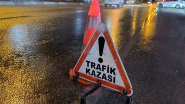 Konya Beyşehir'de yağışta savrulan araç şarampole devrildi, 2 kişi yaralandı