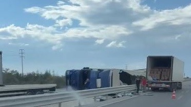 Konya-Karapınar yolunda devrilen tırın sürücüsü hafif yaralandı, yükü yola saçıldı