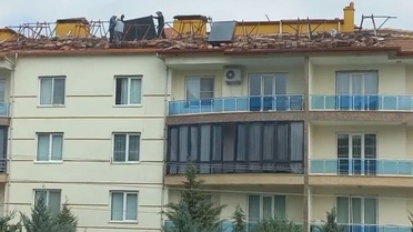Konya Karapınar'da işçiler 4 katlı çatıda güvenlik önlemi almadan güneş paneli söktü