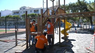 Kuşadası Belediyesi Davutlar'da oyun grubunu yenileyip kullanışlı hale getirdi