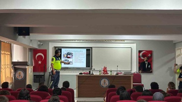 Kuşadası'nda jandarma meslek lisesi öğrencilerine motosiklet güvenliği semineri verdi
