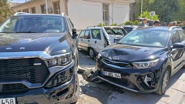 Malatya Darende'de kontrolden çıkan araç 4 park aracına çarparak maddi hasar verdi