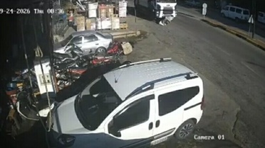 Çöp kamyonunun altında kalan 20 yaşındaki gencin acı sonu! Korkunç kaza kamerada
