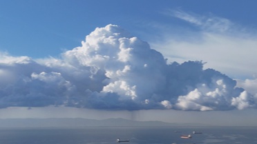 İstanbul'da sabah bulutlar Marmara Denizi üzerinde sıra dağları andırdı