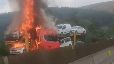 Mersin'de TAG otoyolunda otomobil taşıyan tırda çıkan yangın otomobillere sıçradı