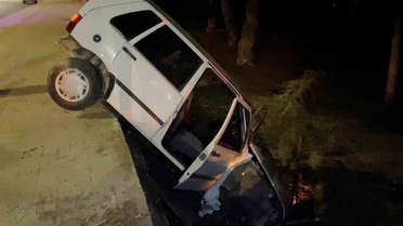 Mersin Erdemli'de otomobil tabiat parkı çitlerini kırdı, 2 kişi hafif yaralandı