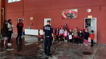 Merzifon'da anaokulu öğrencilerine itfaiyecilik ve 112 eğitimi verildi