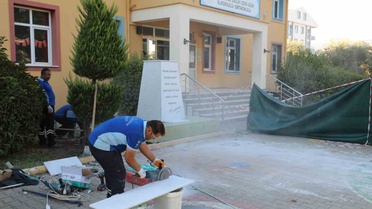 Muğla Menteşe'de okul bahçesindeki zarar gören Atatürk büstü onarıldı