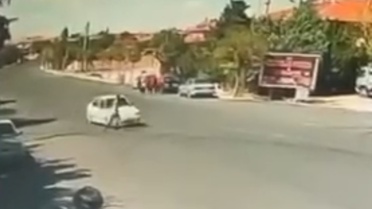 Niğde Konaklı'da otomobilin çarptığı zihinsel engelli yaralandı, kaza kameraya yansıdı