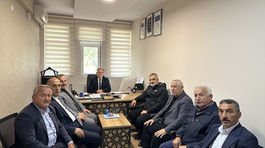 Tokat Niksar'da kaymakam ve belediye başkanı esnafa plaket ve Türk bayrağı verdi