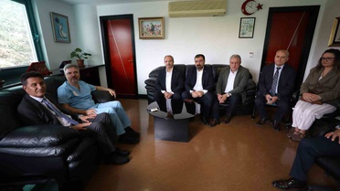 Sağlık-Sen Genel Başkanı Doğan, Ankara'da gazilere Türk bayrağı hediye etti