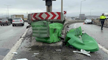 Samsun Canik'te viyadükte iki otomobil çarpıştı, maddi hasar oluştu, yaralanan olmadı