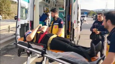Sancaktepe Paşaköy'de otomobil refüjdeki bariyere çarptı, sürücü hastaneye kaldırıldı
