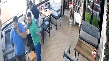 Şanlıurfa'da 5.4'lük depremde terliğini bırakan vatandaş çorabıyla dışarı kaçtı