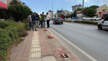 Serik'te sık kaza olan kavşakta taksi ile hafif ticari araç çarpıştı, yaralanan yok