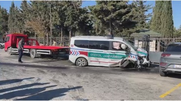 Silivri'de jandarma aracı ile otomobilin çarpıştığı kazada 4 kişi yaralandı