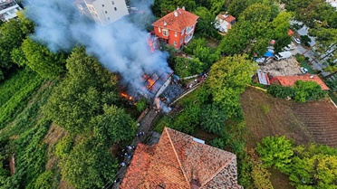 Sinop Boyabat'ta 3 katlı ahşap ev yangını kontrol altına alındı, yaralanan olmadı