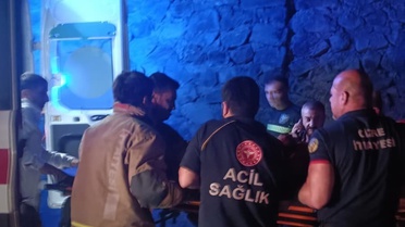 Şırnak Cizre'de şarampole devrilen otomobilde sıkışan ağır yaralı sürücü çıkarıldı