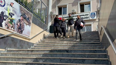 12 yıldır aranıyordu! Otel odasında bir kadınla yakalandı, çift kelepçe takıldı