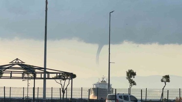 Marmara'da su hortumu: Kara bulutlardan denize sarkan huni dakikalarca görüldü