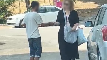 Adana'da uçucu madde kullanan şahıs, kadından para alırken telefonla görüntülendi