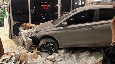 Adana Sarıçam'da iki otomobil kısa aralıklarla aynı mağazaya girdi, 2 kişi yaralandı