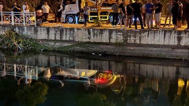 Adana Seyhan'da kontrolden çıkan otomobilin sürücüsü kanaldan vatandaşlarca kurtarıldı