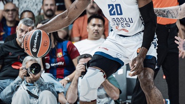 Mike James 22 sayı attı ama Anadolu Efes deplasmanda Barcelona'ya 89-82 yenildi