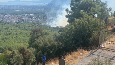 Antalya Kepez'de orman yangınına 75 yangın işçisi ve itfaiye müdahale ediyor