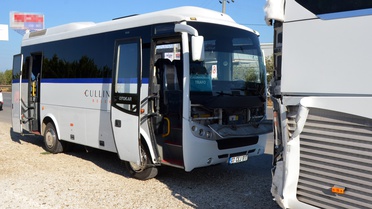Antalya Serik'te servis midibüsü duran tur otobüsüne çarptı, 1'i ağır 6 yaralı oldu