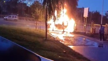 İstanbul Arnavutköy'de seyir halindeki kamyonet alev topuna döndü, maddi hasar oluştu