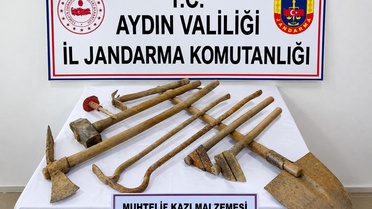 Jandarma, Nazilli'de çilek bahçesindeki kaçak kazıda 6 şüpheliyi suçüstü yakaladı