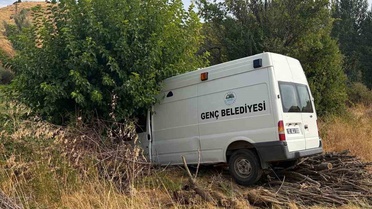 Bingöl Genç'te belediye minibüsü ağaca çarptı, kazada 3 kişi yaralandı