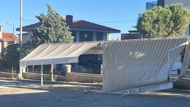 Buldan Belediyesi Kitap Kafe'nin bahçesinde kırık gölgelik velilerin tepkisini çekti